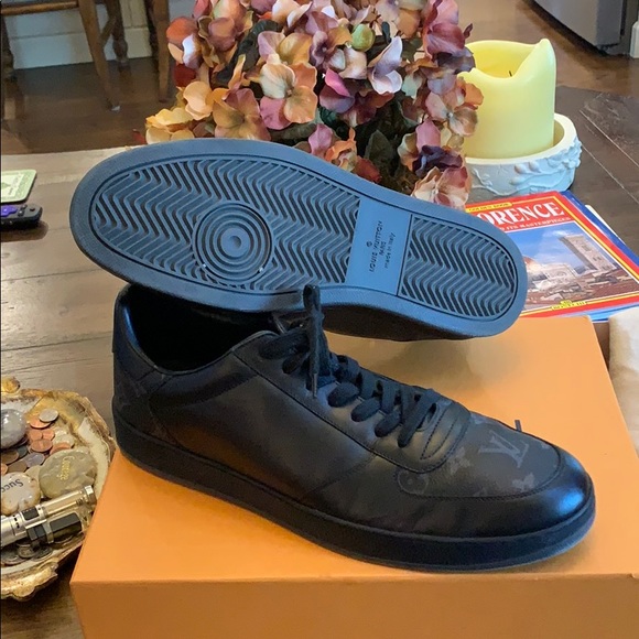 LV MENS SNEAKERS 10 1/2 Black Worn Once - Picture 1 of 5